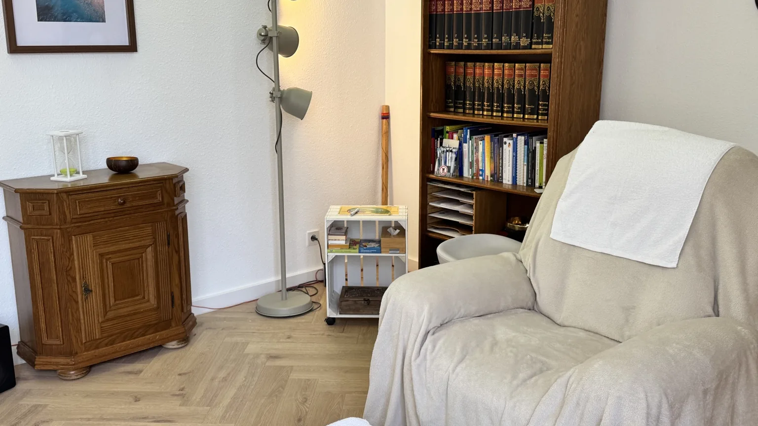 Hypnosesessel mit Bibliothek und warmer Beleuchtung